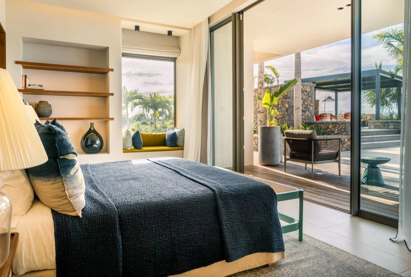 Chambre d’une somptueuse propriété Chambre moderne avec vue sur l'extérieur et accès à une terrasse.