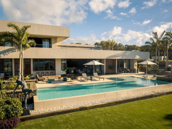 Propriété moderne avec piscine et jardin, vue sur l'océan et les mangroves.