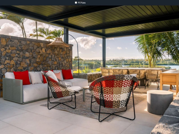 Terrasse d'une propriété moderne avec mobilier design, vue sur la nature environnante.