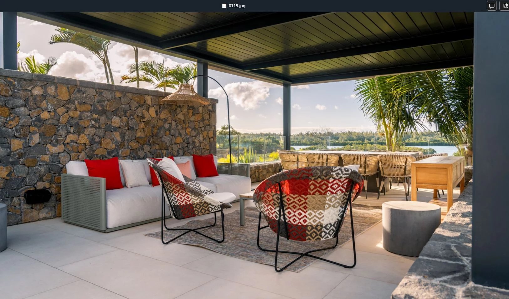 Terrasse de la propriété Terrasse d'une propriété moderne avec mobilier design, vue sur la nature environnante.