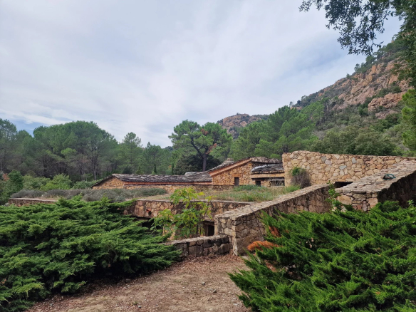 Bastide en pierre entourée de verdure et de montagnes, près de Solenzara.