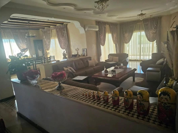 Intérieur d'une villa de luxe à Illigh, Agadir, avec un salon spacieux et décoré.