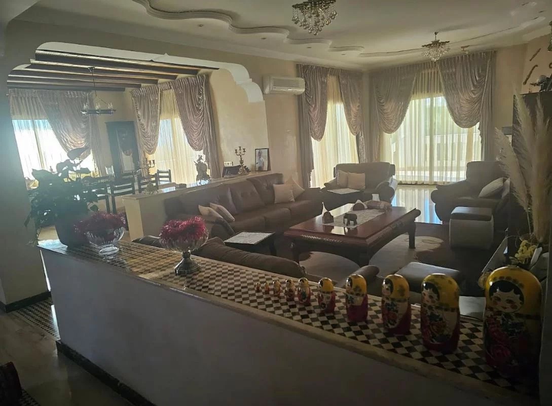 Intérieur d’une villa à Illigh, Agadir Intérieur d'une villa de luxe à Illigh, Agadir, avec un salon spacieux et décoré.