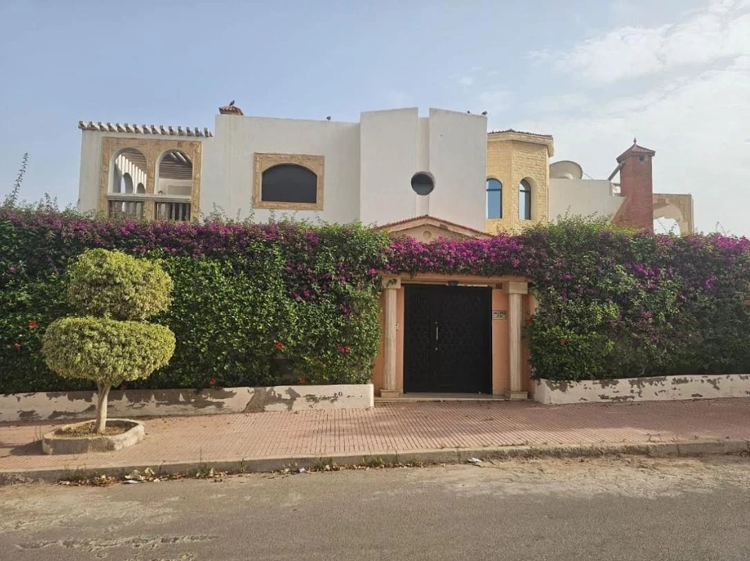 Villa Prestige à Illigh Villa de prestige à Illigh avec jardin fleuri et portail noir, Agadir.