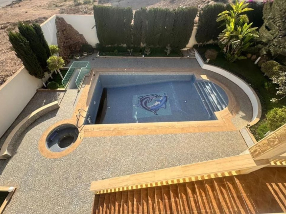 Vue aérienne d'une villa avec piscine à Illigh, Agadir, entourée de verdure.