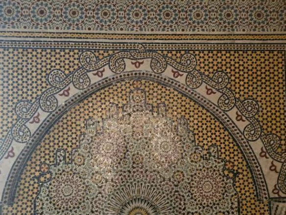 Détail d'un mur décoré de motifs géométriques colorés dans une villa