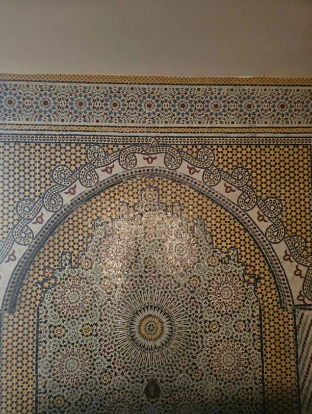 Décoration intérieure d’une villa à Illigh Détail d'un mur décoré de motifs géométriques colorés dans une villa