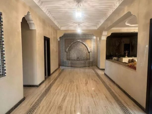 Intérieur d'une villa de prestige à Illigh, avec un hall spacieux et des détails architecturaux raffinés.