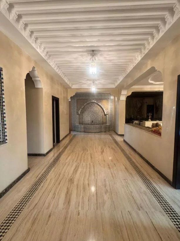 Intérieur d’une villa de prestige à Illigh Intérieur d'une villa de prestige à Illigh, avec un hall spacieux et des détails architecturaux raffinés.