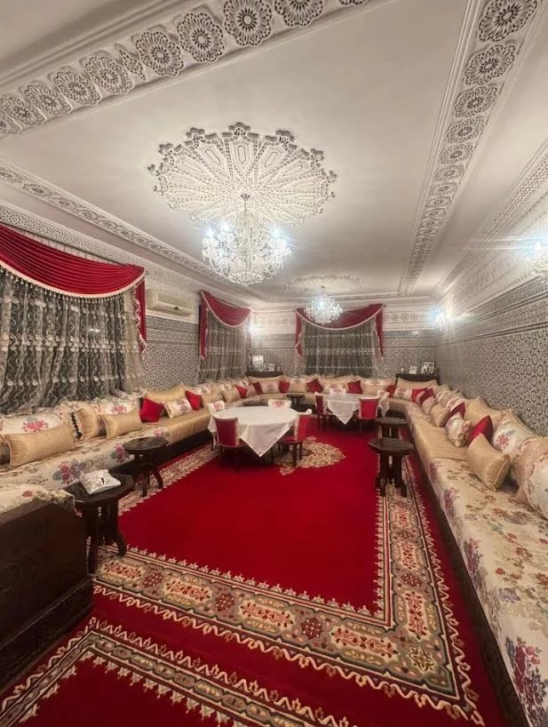 Intérieur d’une villa de luxe Intérieur d'une villa de luxe avec tapis rouge et décor traditionnel.