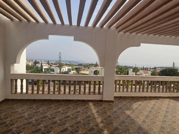 Terrasse d'une villa avec vue sur la mer et les montagnes à Agadir.
