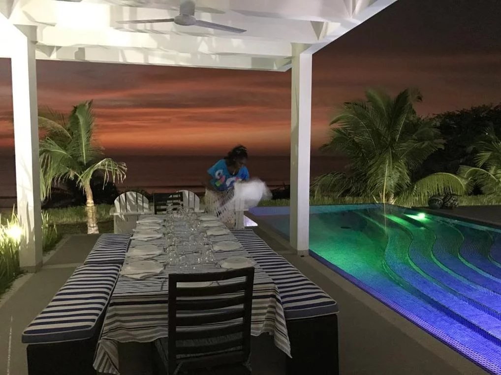 Propriété de luxe avec vue sur la mer Terrasse d'une propriété de luxe avec piscine et vue sur la mer au coucher du soleil.