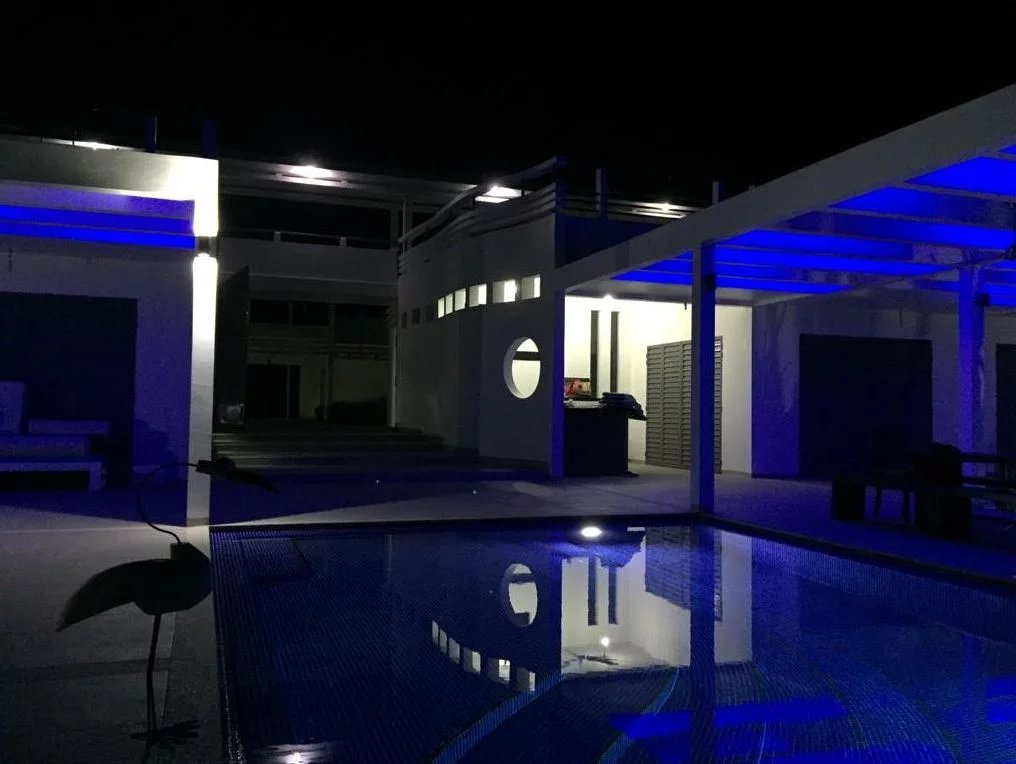 Propriété de luxe à Cap Skirring Propriété moderne avec piscine illuminée la nuit, Cap Skirring, Sénégal.
