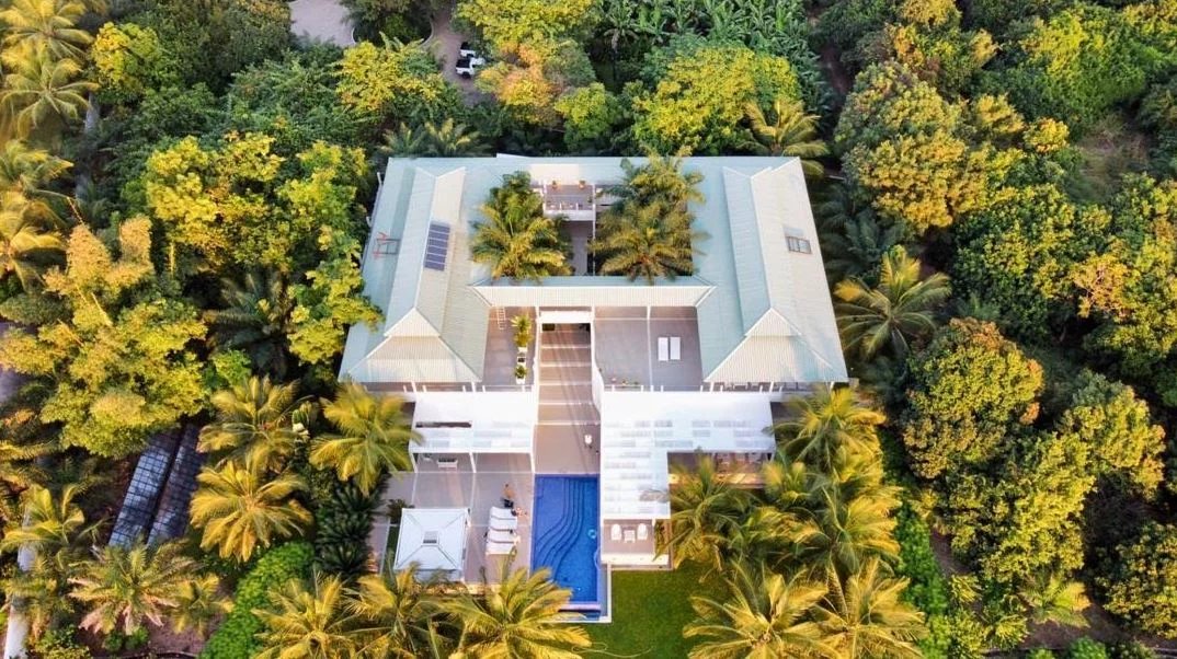 Propriété pieds dans l’eau à Cap Skirring Vue aérienne d'une somptueuse propriété entourée de verdure, avec piscine et accès direct à la plage.