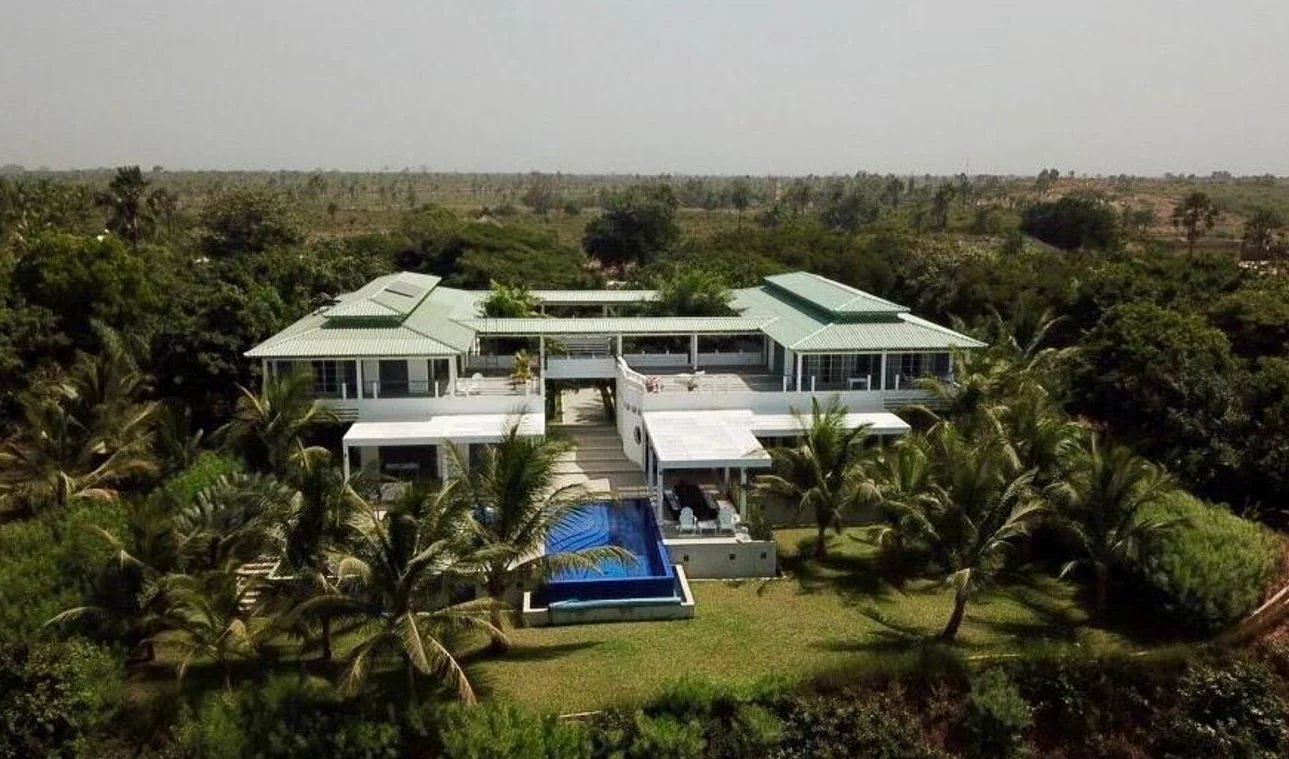 Propriété de luxe à Cap Skirring Vue aérienne d'une somptueuse propriété avec piscine et jardins, située près de la plage à Cap Skirring, Sénégal.