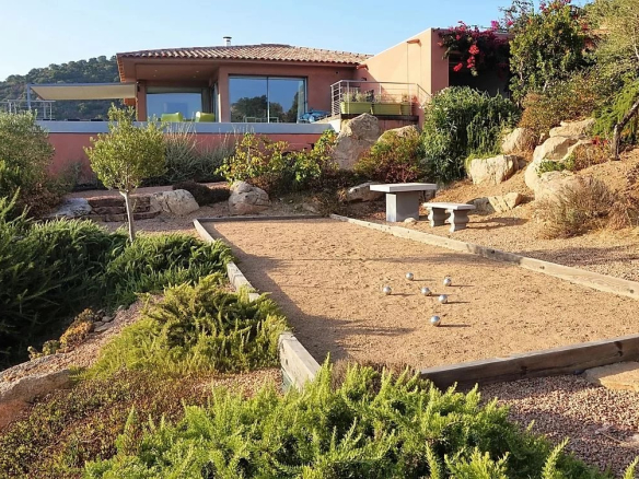 Villa d'architecte avec piscine et terrain paysagé à Conca, près de la plage de Fautea.