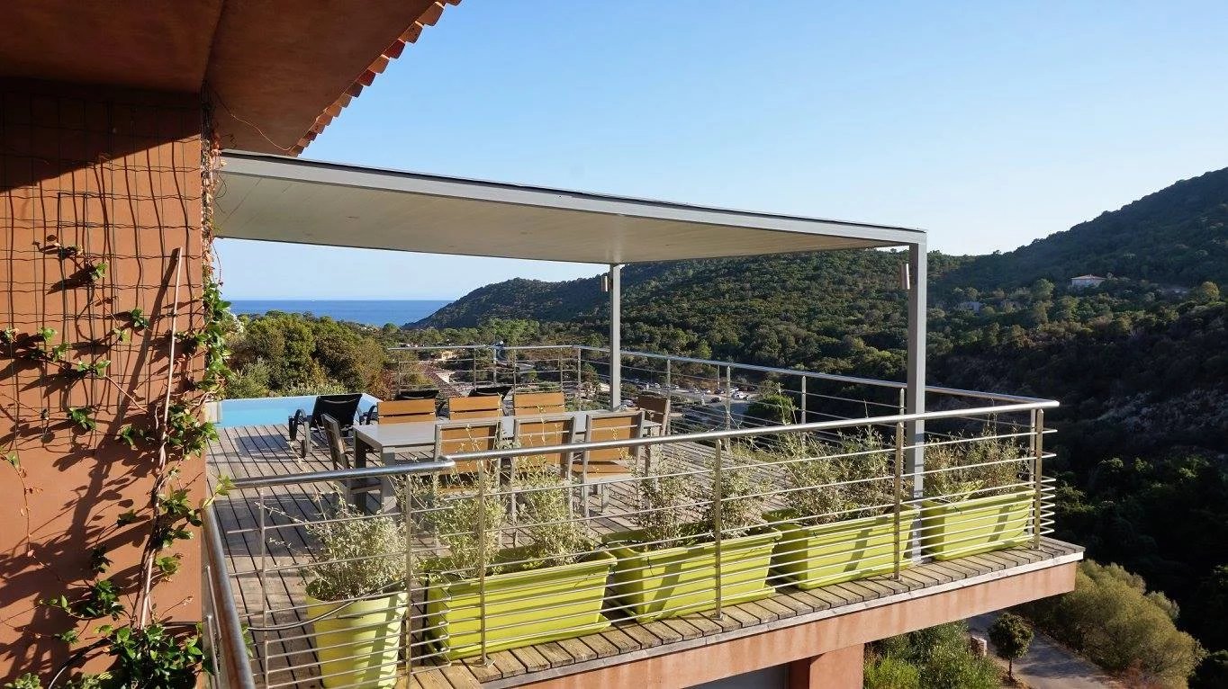 Villa d’architecte à Conca Vue d'une villa d'architecte avec terrasse et piscine surplombant la mer et la montagne à Conca.
