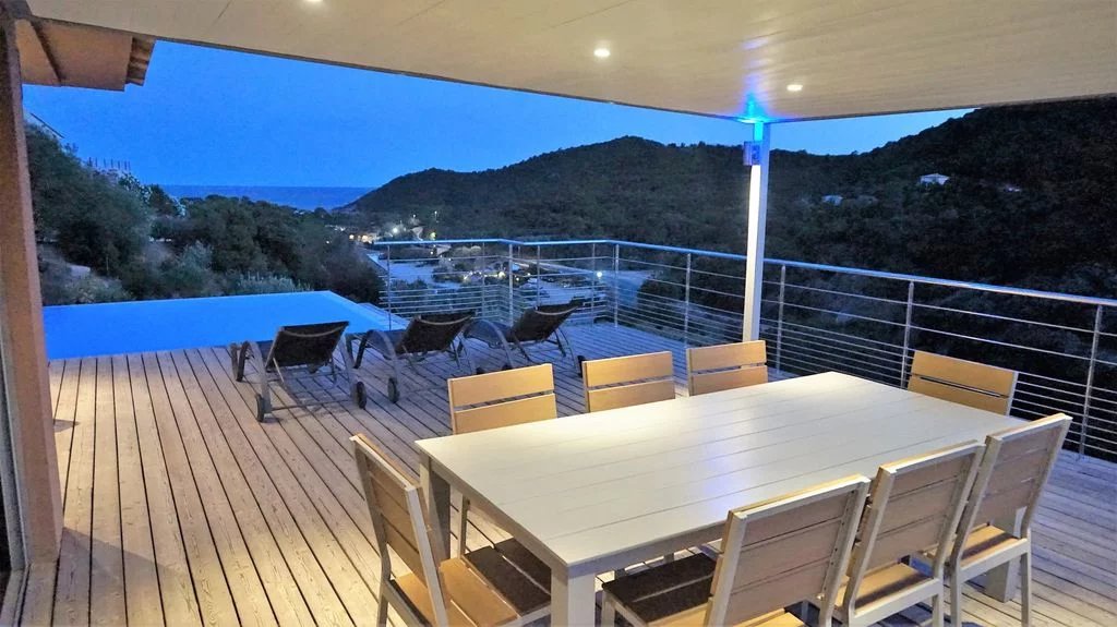 Terrasse avec vue exceptionnelle Terrasse d'une villa d'architecte avec vue sur la mer et la montagne, piscine à débordement.