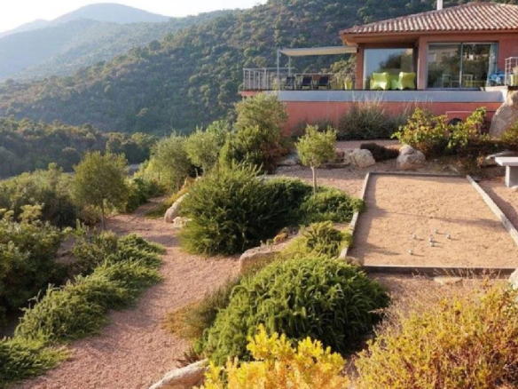 Villa d'architecte avec piscine et vue sur la montagne à Conca, près de la plage de Fautea.