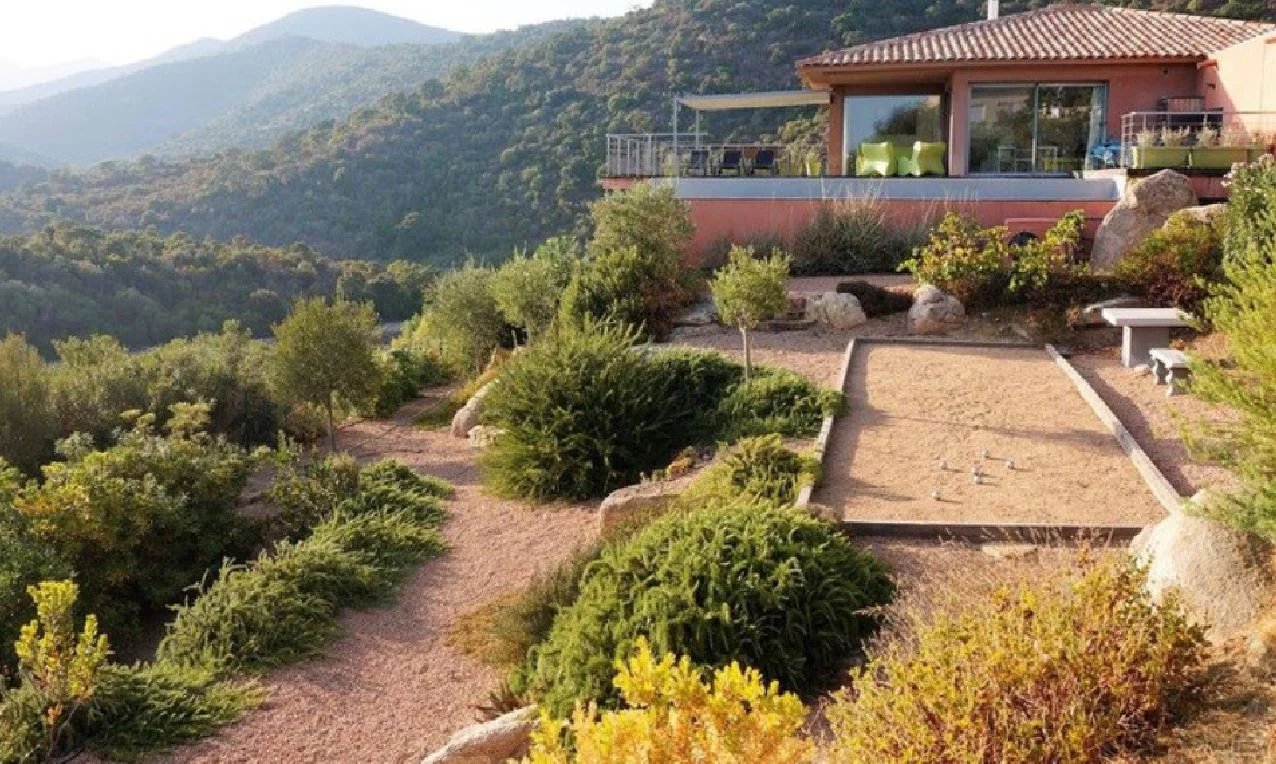 Villa d’architecte à Conca Villa d'architecte avec piscine et vue sur la montagne à Conca, près de la plage de Fautea.