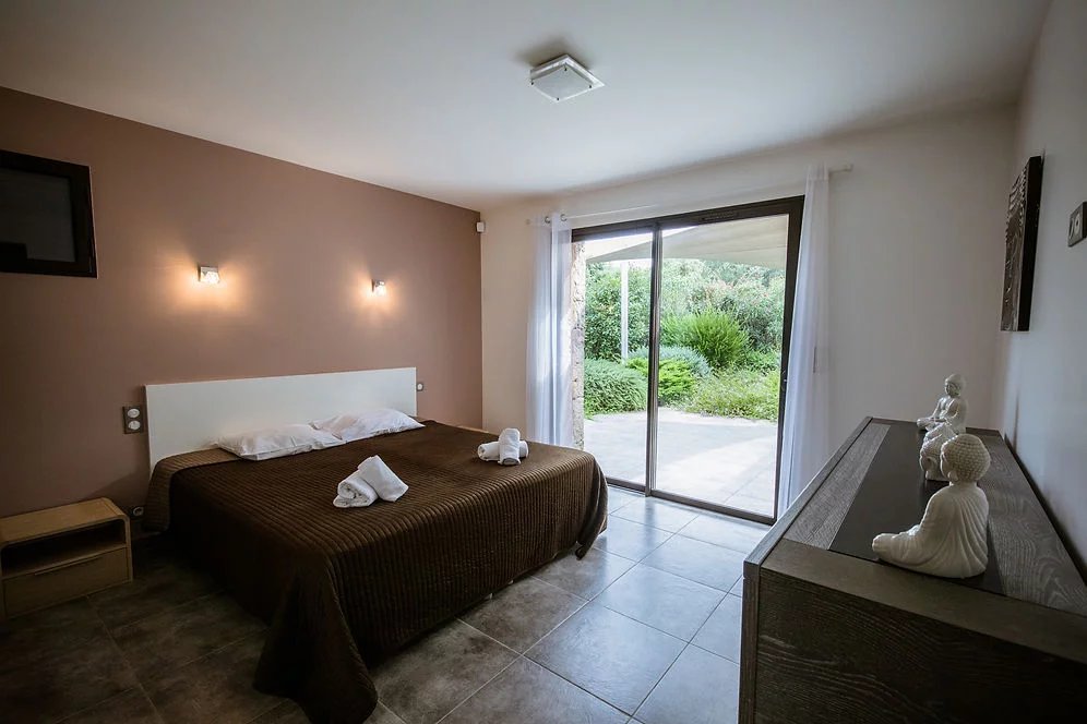 Chambre de villa contemporaine à Porto-Vecchio Chambre d'une villa contemporaine à Porto-Vecchio avec accès à un jardin.