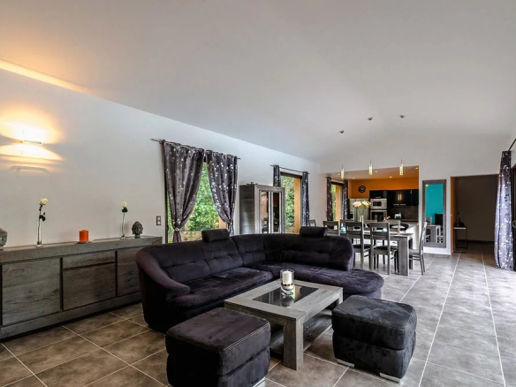 Intérieur d'une villa contemporaine avec salon spacieux et cuisine ouverte à Porto-Vecchio.