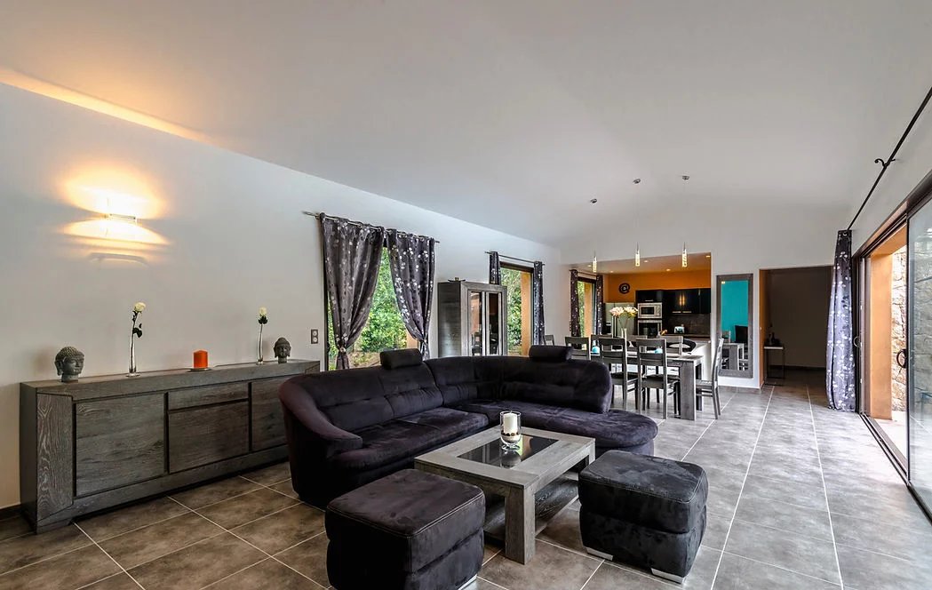 Intérieur d’une villa contemporaine Intérieur d'une villa contemporaine avec salon spacieux et cuisine ouverte à Porto-Vecchio.