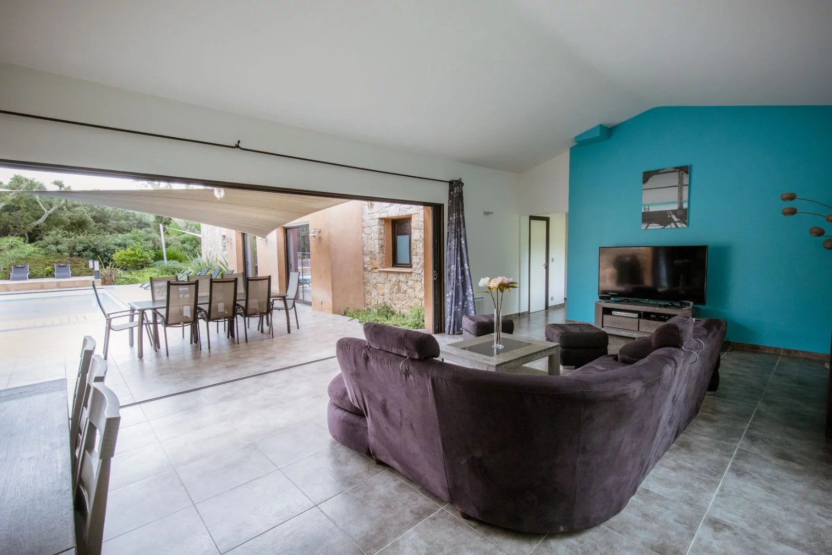 Intérieur d’une villa contemporaine à Porto-Vecchio Intérieur d'une villa contemporaine avec un salon spacieux et accès à la terrasse extérieure.