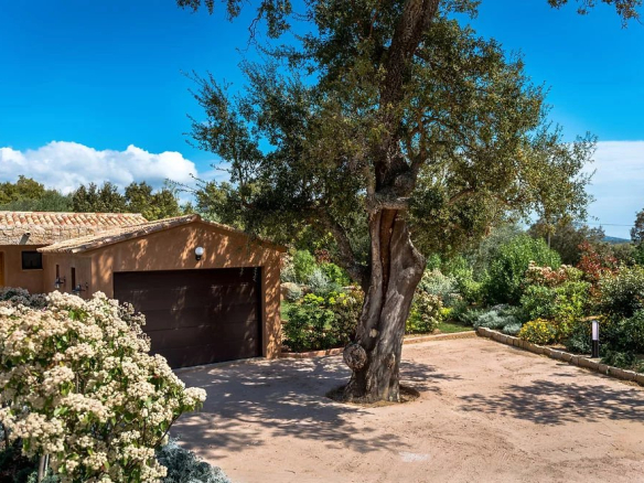 Villa contemporaine avec garage et jardin paysagé à Porto-Vecchio