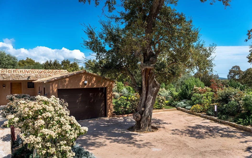Superbe villa contemporaine à Porto-Vecchio Villa contemporaine avec garage et jardin paysagé à Porto-Vecchio