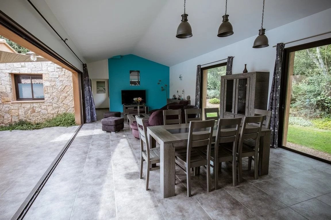 Intérieur d’une villa contemporaine Intérieur d'une villa contemporaine avec un grand séjour et une cuisine américaine à Porto-Vecchio.