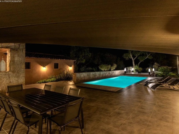 Villa contemporaine avec piscine éclairée et terrasse à Porto-Vecchio.