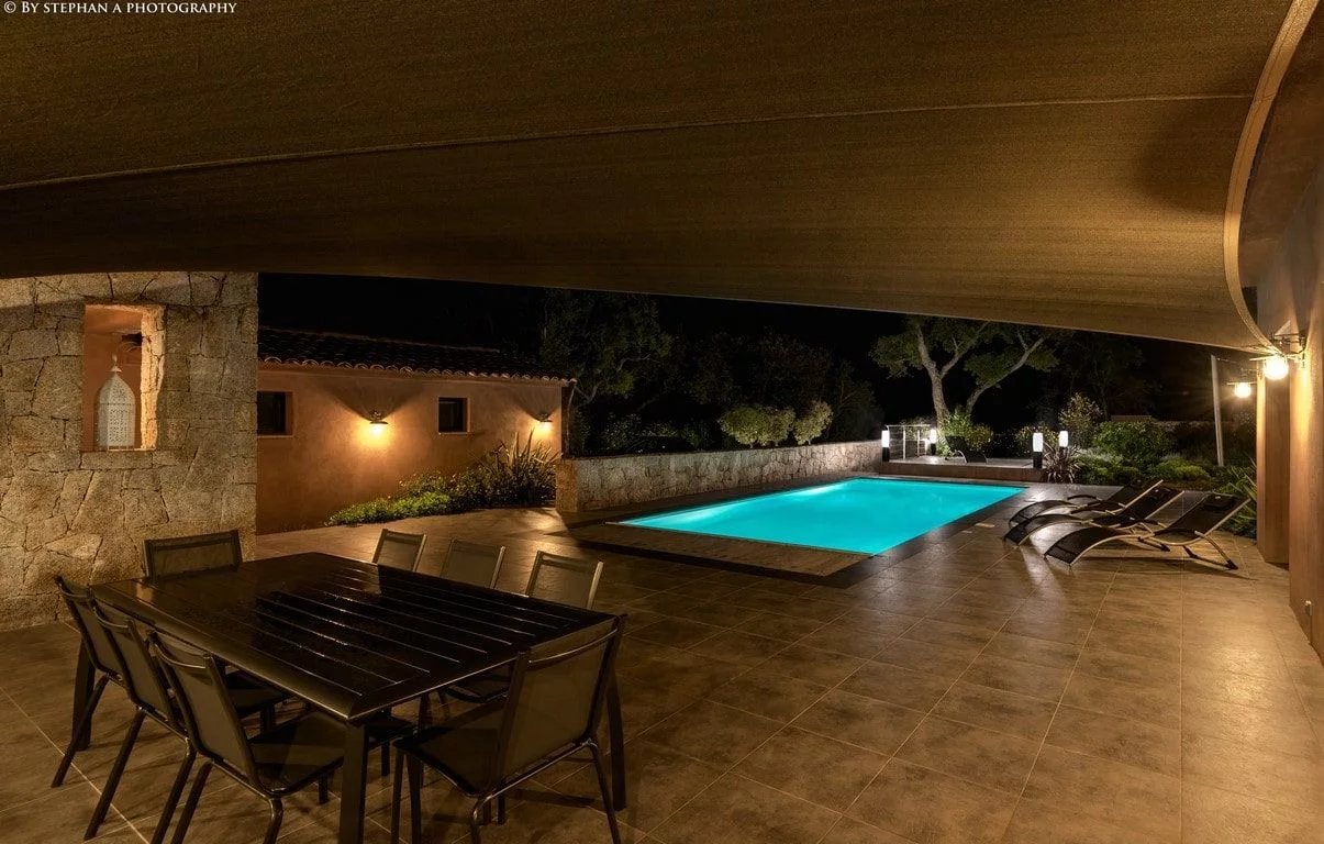 Villa contemporaine à Porto-Vecchio Villa contemporaine avec piscine éclairée et terrasse à Porto-Vecchio.