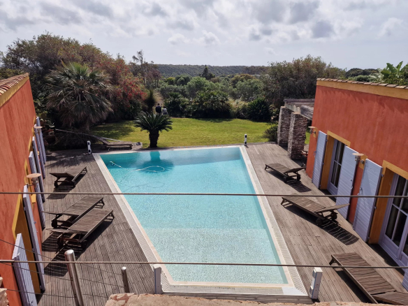 Property with swimming pool and garden in Bonifacio, overlooking the surrounding nature.