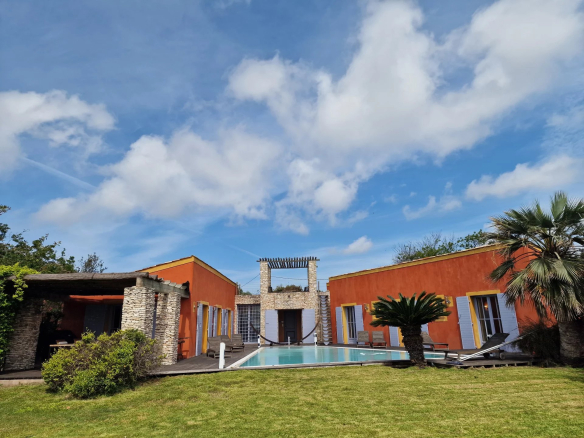 160 m² property with swimming pool, garden and unobstructed view, in Bonifacio, near the Spérone golf course.