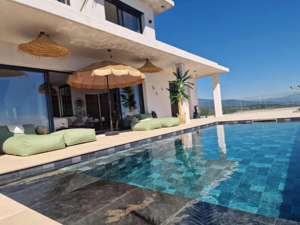 Modern villa with swimming pool, parasols and sea view in Sari-Solenzara.