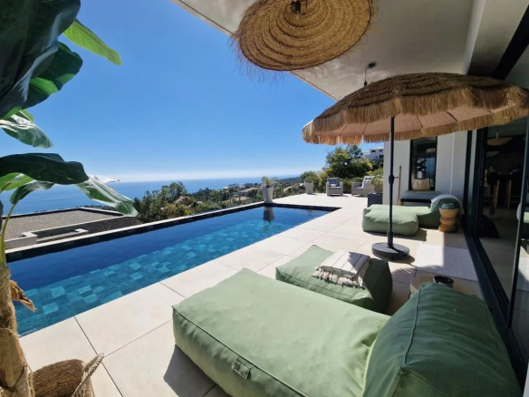 Terrace of a villa with swimming pool and panoramic sea view in Sari-Solenzara.