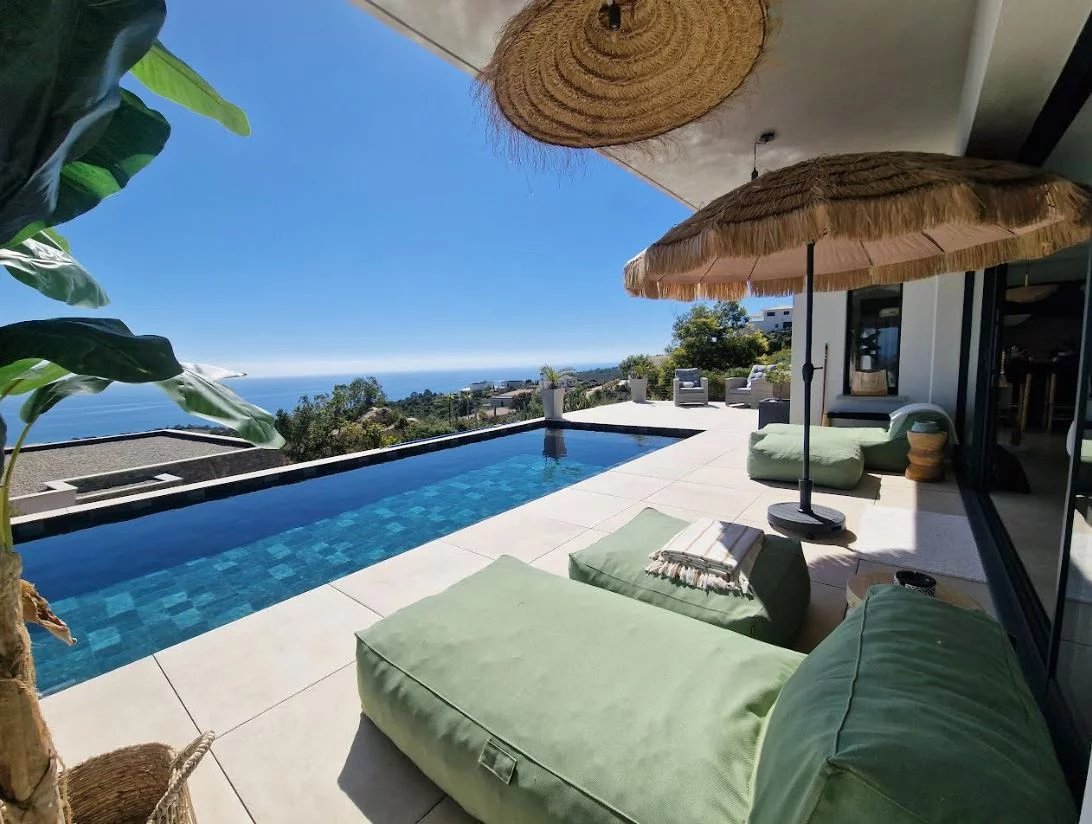 Villa with sea view in Sari-Solenzara Terrace of a villa with swimming pool and panoramic sea view in Sari-Solenzara.