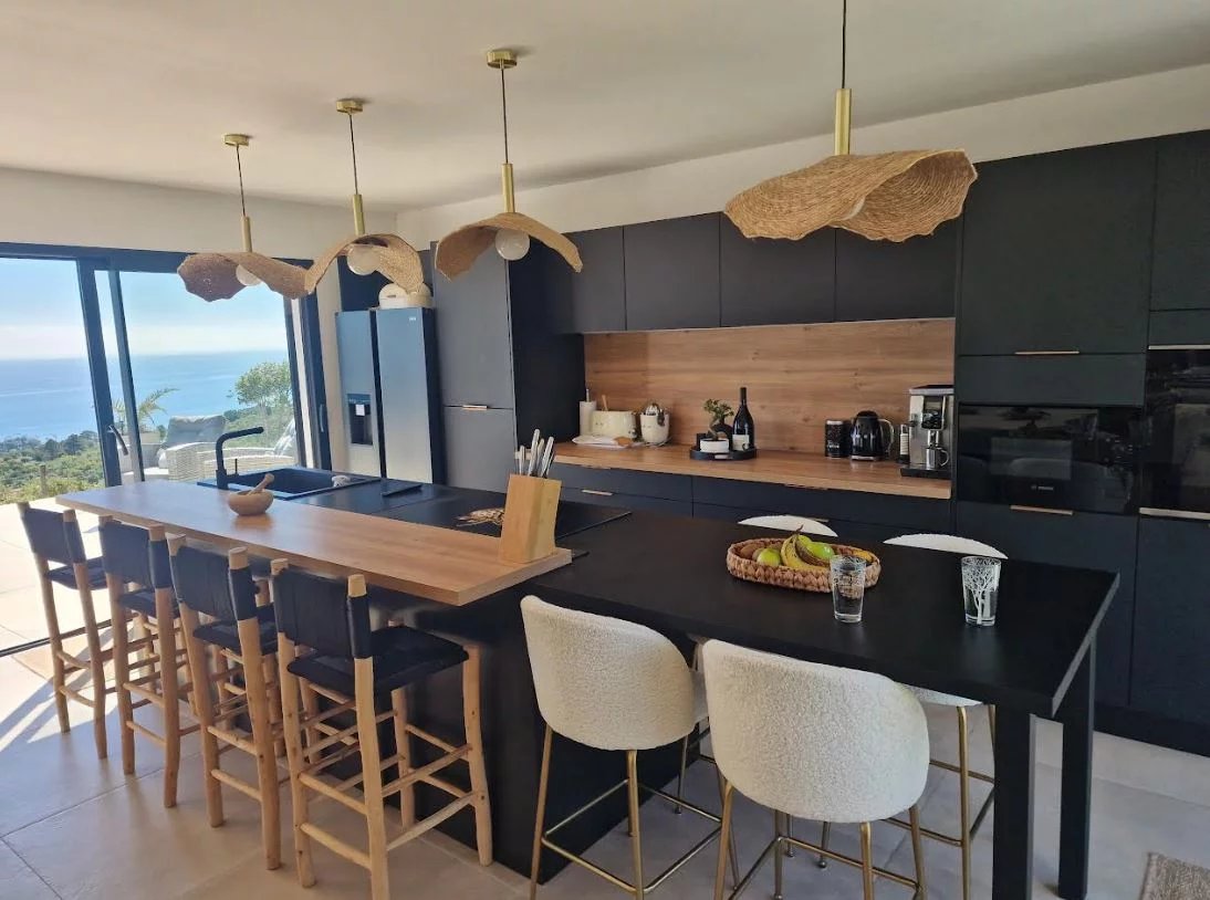 Kitchen with sea view in Sari-Solenzara Modern kitchen with sea view in Sari-Solenzara, elegant and bright furnishings.