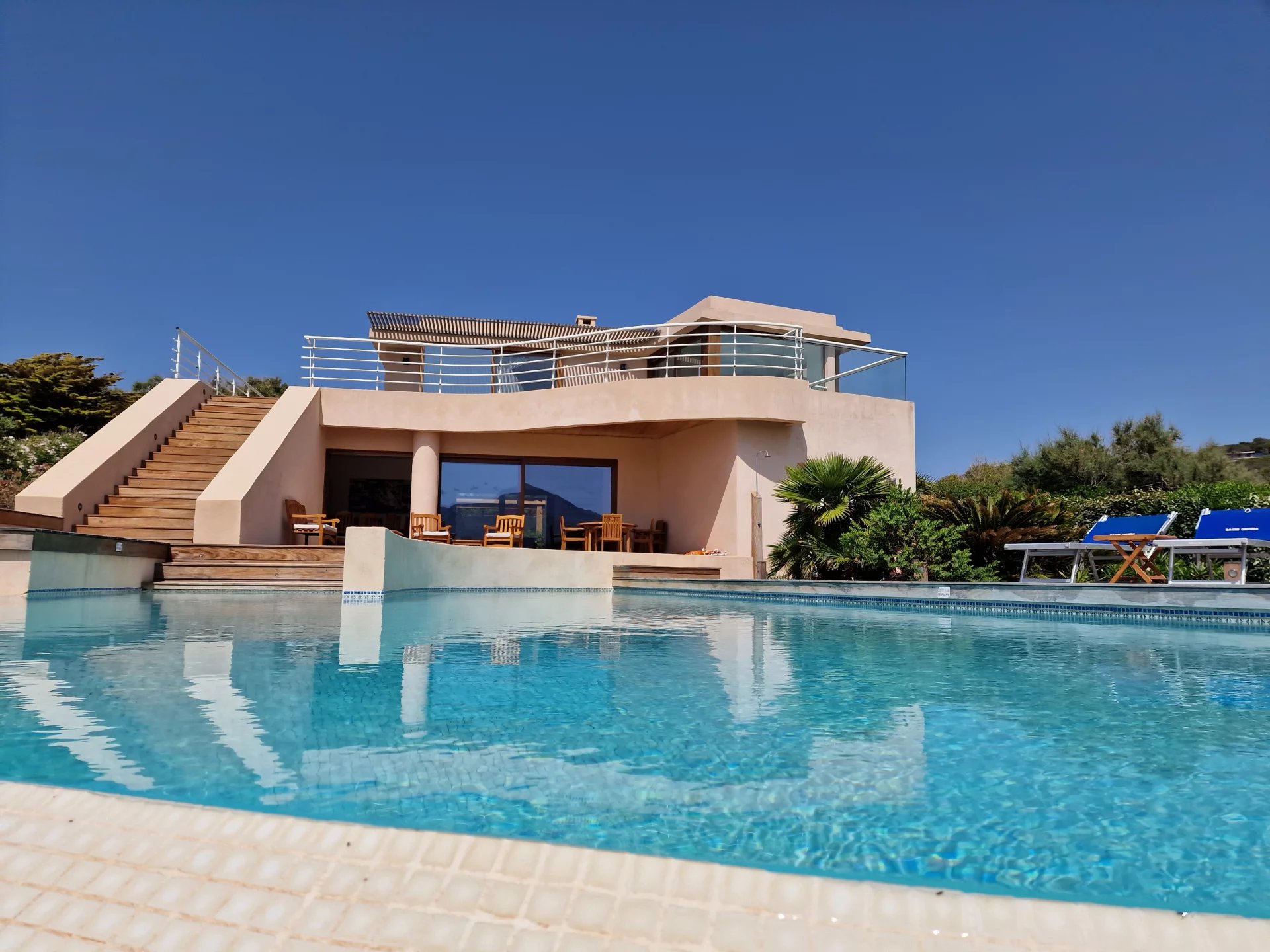 Propriété pieds dans l’eau à Corbara Villa moderne avec piscine à débordement et accès direct à la plage, Corbara.