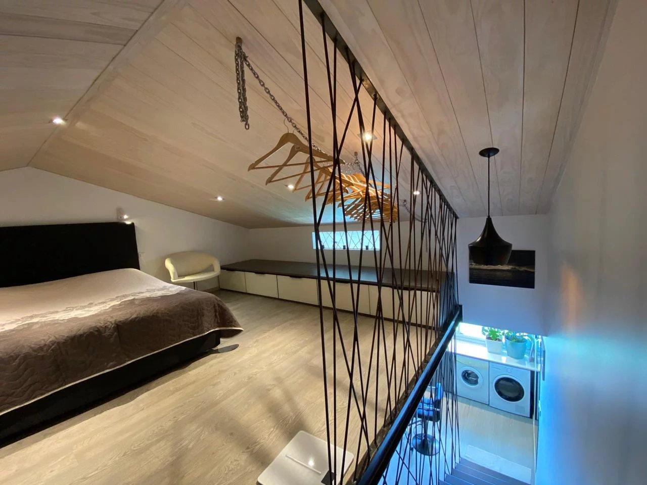 Appartement style Loft à Papeete Intérieur d'un appartement style loft à Papeete avec lit et coin salon.