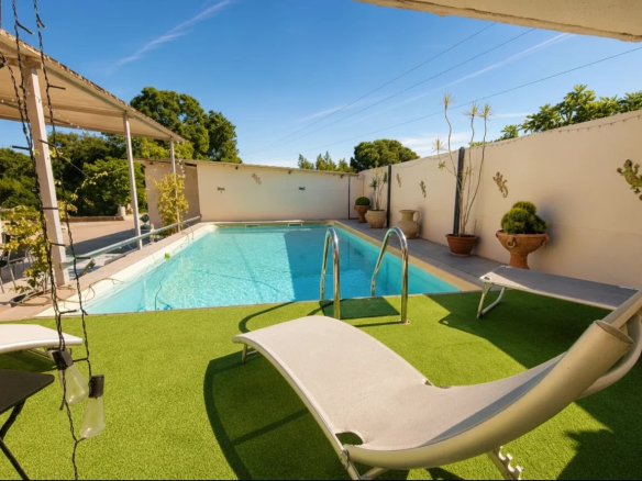 Piscine avec chaises longues dans une demeure de caractère à Santa-Lucia-di-Moriani