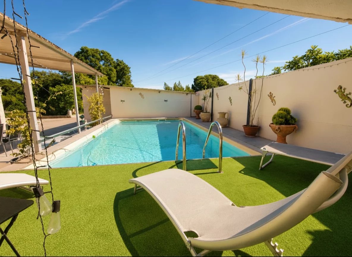 Demeure avec piscine à Santa-Lucia-di-Moriani Piscine avec chaises longues dans une demeure de caractère à Santa-Lucia-di-Moriani
