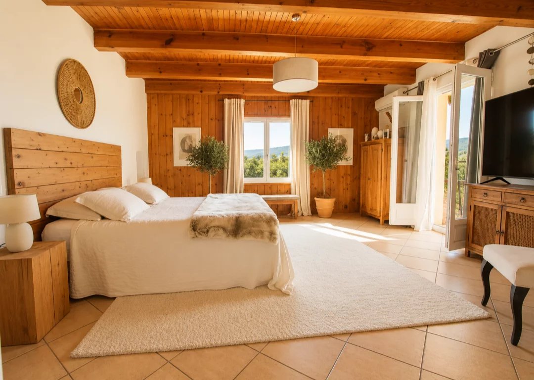 Chambre dans une demeure de caractère Chambre spacieuse avec murs en bois et vue sur la nature, située dans une demeure à Santa-Lucia-di-Moriani.
