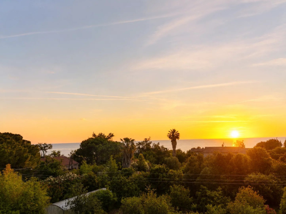 Vue sur la mer au coucher du soleil depuis une propriété en Costa Verde, Santa-Lucia-di-Moriani.