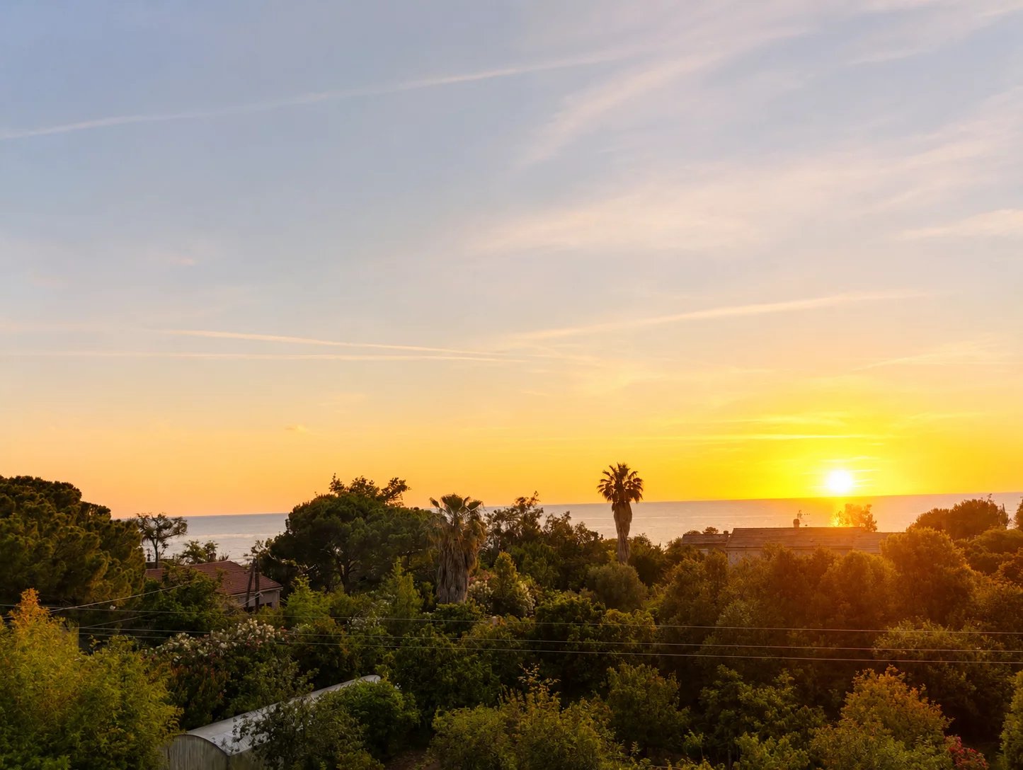Coucher de soleil sur la Costa Verde Vue sur la mer au coucher du soleil depuis une propriété en Costa Verde, Santa-Lucia-di-Moriani.