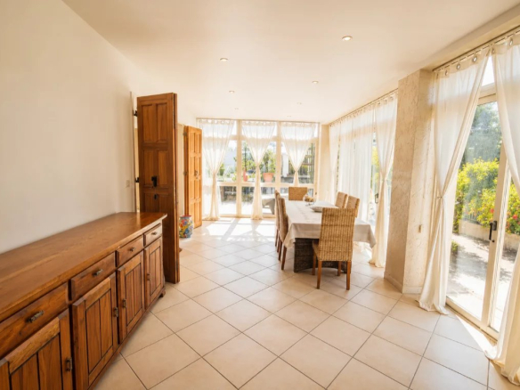 Intérieur lumineux d'une demeure en pierre avec des fenêtres et un mobilier en bois à Santa-Lucia-di-Moriani.