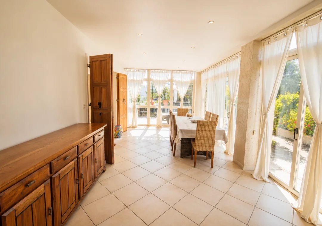 Intérieur d’une demeure à Santa-Lucia-di-Moriani Intérieur lumineux d'une demeure en pierre avec des fenêtres et un mobilier en bois à Santa-Lucia-di-Moriani.