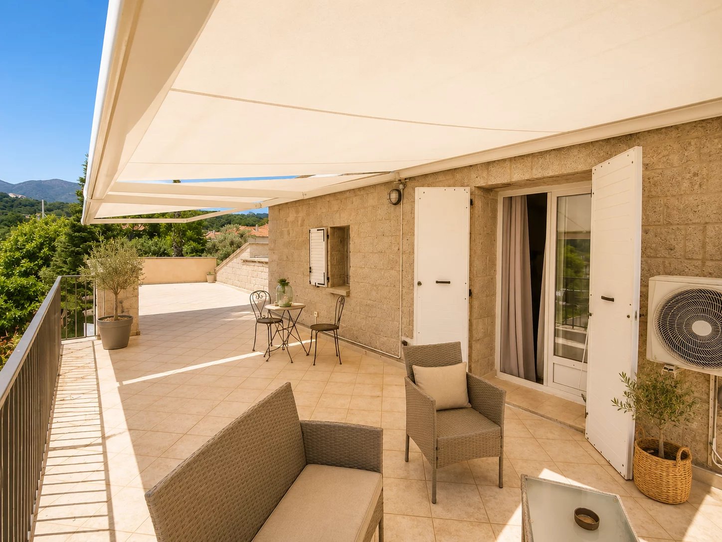 Terrasse d’une demeure de caractère Terrasse d'une demeure en pierre avec mobilier, vue sur la nature à Santa-Lucia-di-Moriani.