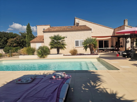 Propriété avec piscine et jardin paysager à Solaro, en Corse.